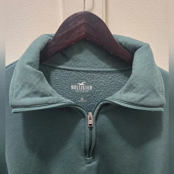 Hollister Green Women's Crop Sweater - Picture 4 of 10